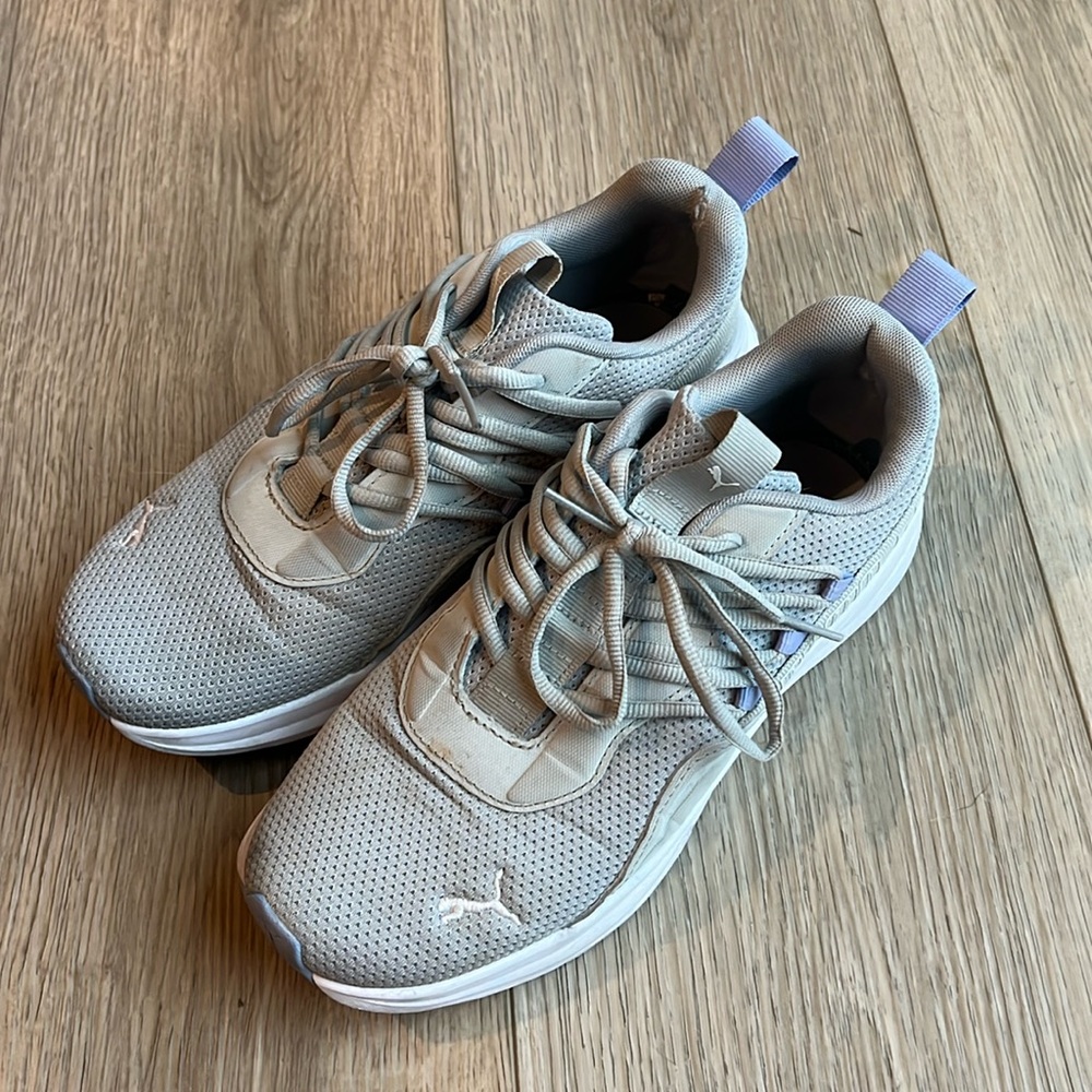 Grey women’s puma sneakers